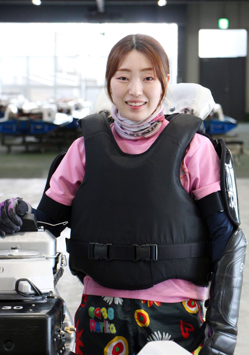 ボートレーサー小芦るり華選手　競艇ジャンパー 女子ボートレーサーたちの“6styles” 小芦るり華選手｜ツヨカワ