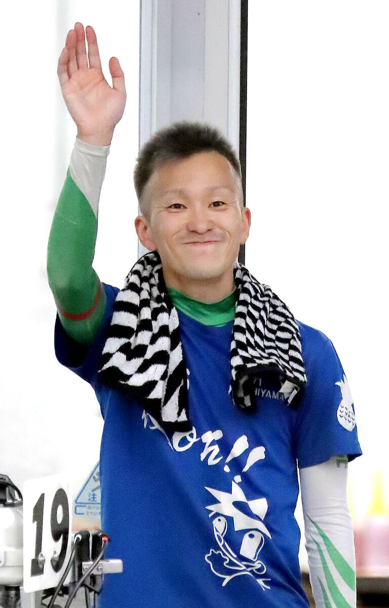 8月中旬出品終了予定【決着価格!!早い者勝ち!!限定1点】【中古品】サイドボード 西山貴浩が3着奪取「派手さは峰さんの方がありますけど」道中競り勝ち